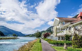 Hotel Loenfjord  4*